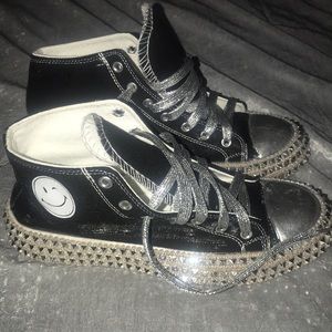 New Worn size 9 fun sparkly shoe.